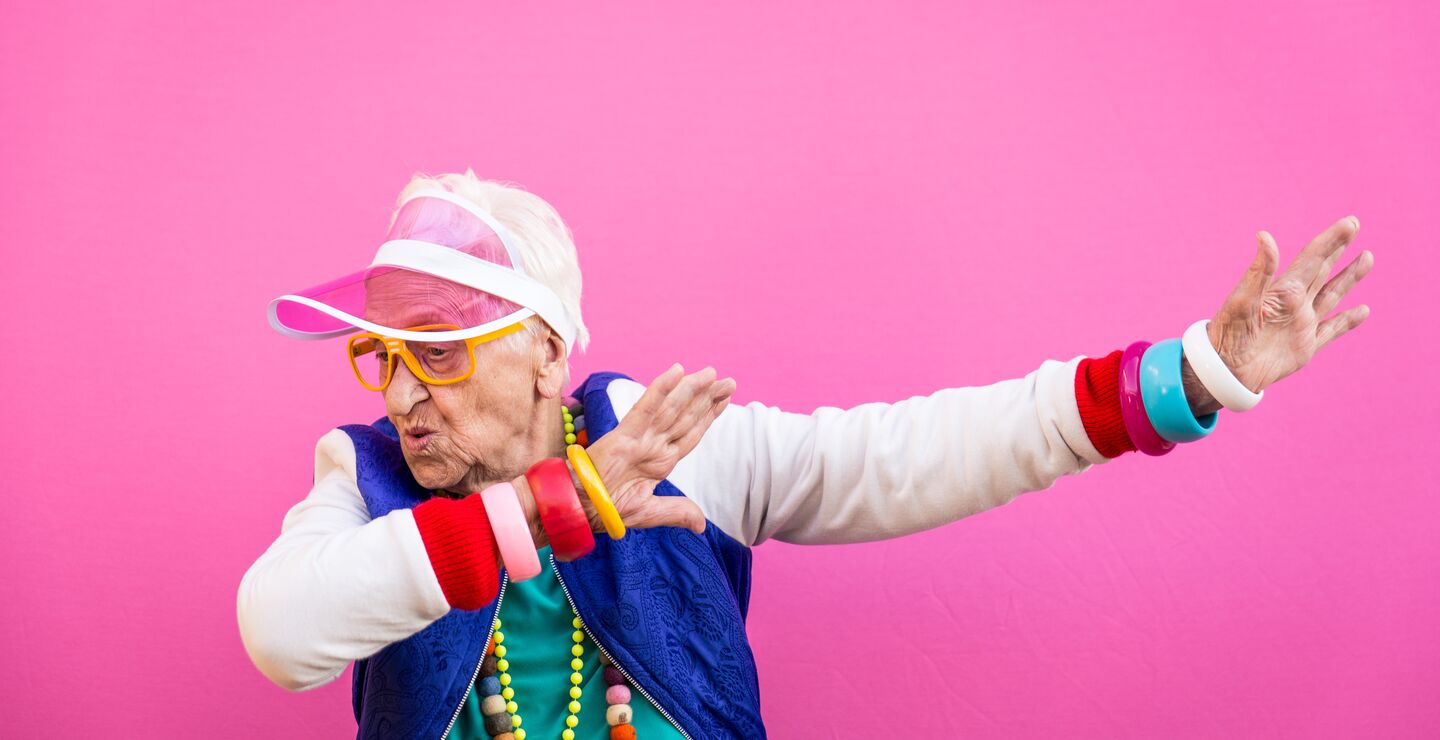 Eldre dame poserer i hip hop stil