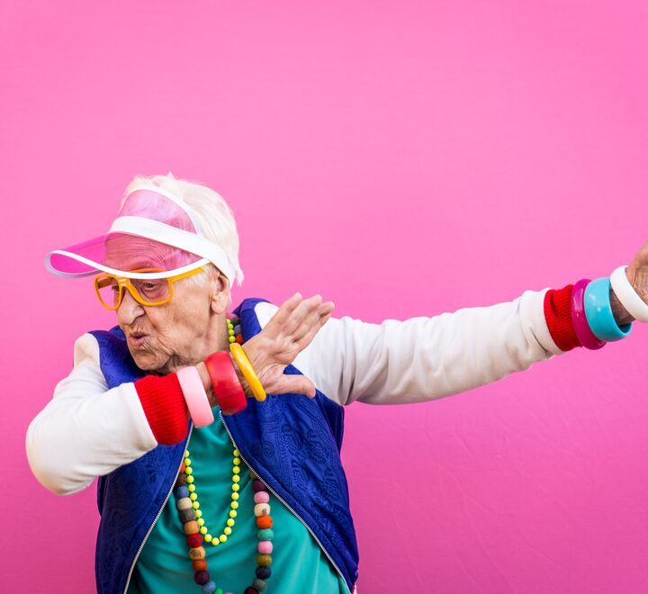 Eldre dame poserer i hip hop stil