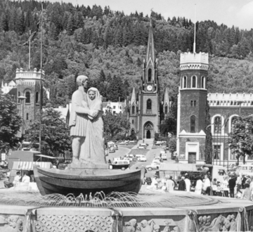 Torg har hatt flere funksjoner: som en politisk arena der meninger brytes, som et handelssted der varer byttes, og som en sosial møteplass der informasjon utveksles og relasjoner utvikles. Arkivbilde fra Drammen Torg