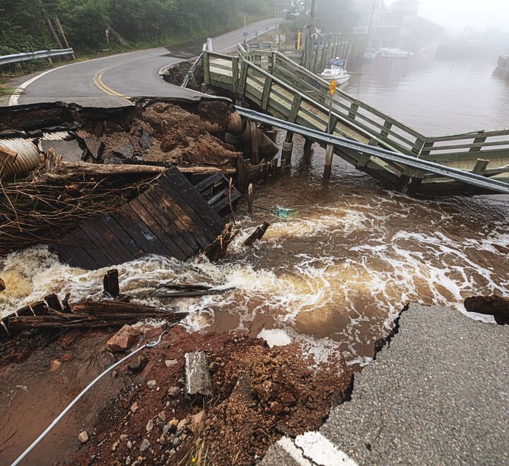 Illustrasjonsbilde av flom som har ødelagt en vei