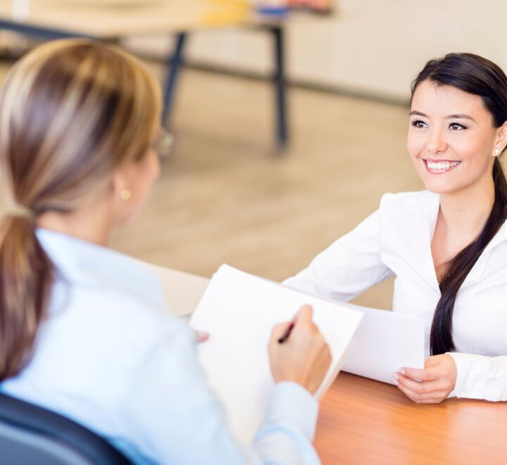 To kvinner som har en samtale.