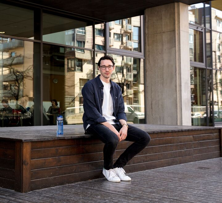 Rettshammer som slår ned, med skyskrapere foran