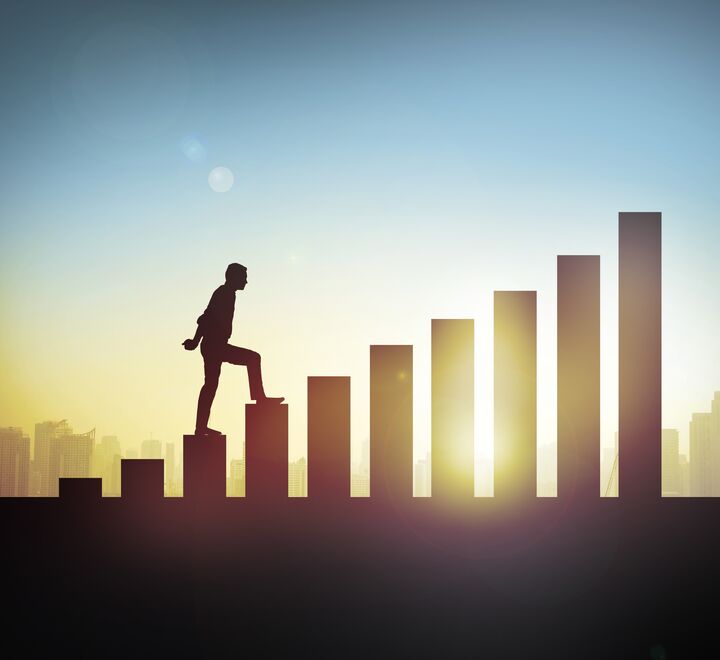 En person som klatrer oppover trinn som skal forestille en graf