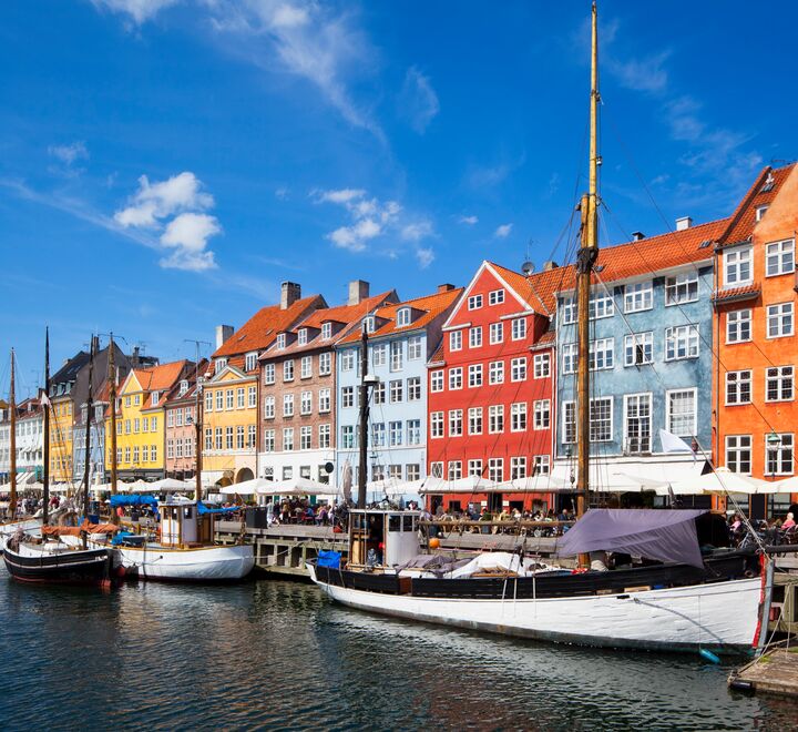 Det er liten grunn til å tro at nordmenn skal dra på seg mer smitte i sommerhus i Danmark enn i Norge, eller ved vandring ved vulkaner på Island eller i de finske skoger, skriver profesor Ole Gjems- Onstad. Bidet er fra Nyhavn i København. (Foto: Istock).