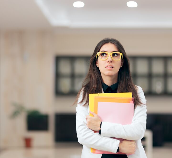 Nervøs student med bøker i hendene