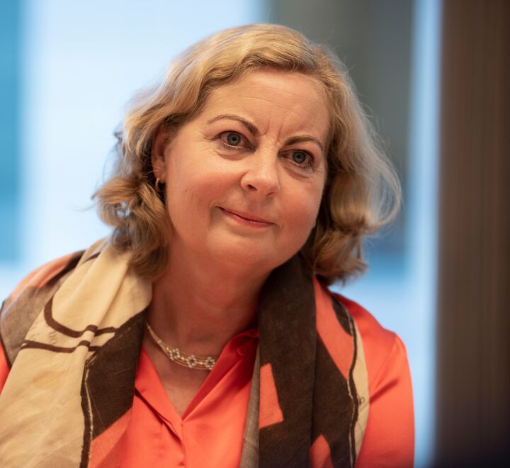 Berit Svendsen (bildet), ny leder av Vipps, snakker om hva hun har lært om ledelse under Åpent Forum med Gudmund Hernes på Handelshøyskolen BI. Foto: Hanna Kristin Hjardar, VG.