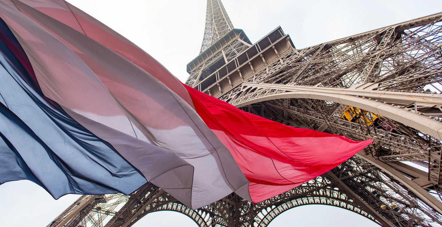 Bildet av Eifeltårnet og det franske flagget fm presidentvalget i Frankrike.