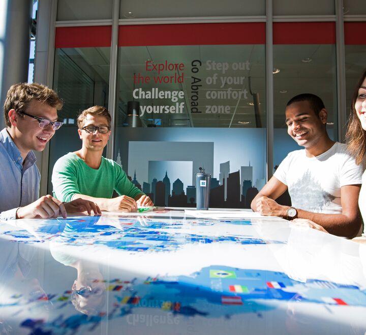 En studentgruppe som ser på et verdenskart