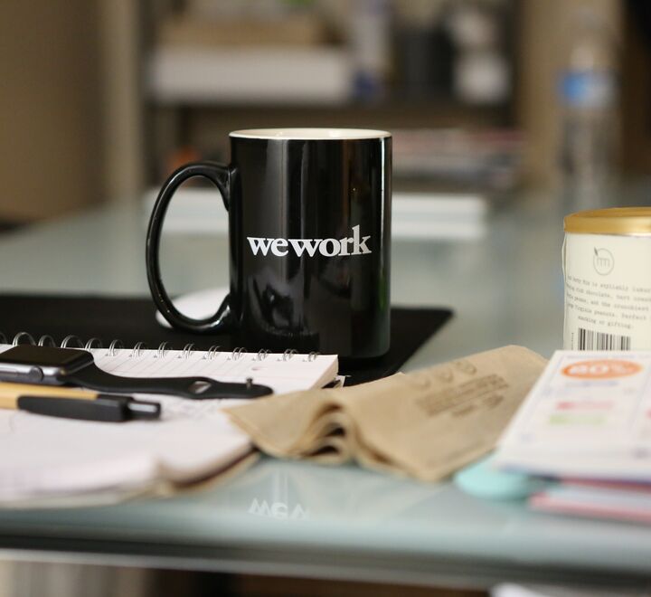 Vi er samboere og forsker på ulike felt, psykisk helse og rus, og ledelse. Nå sitter vi som «kolleger» på delt hjemmekontor. Det er ikke uproblematisk, skriver Ingunn Olea Lund og Njål Andersen. (Illustrasjonsfoto:  Charles Koh on Unsplash).