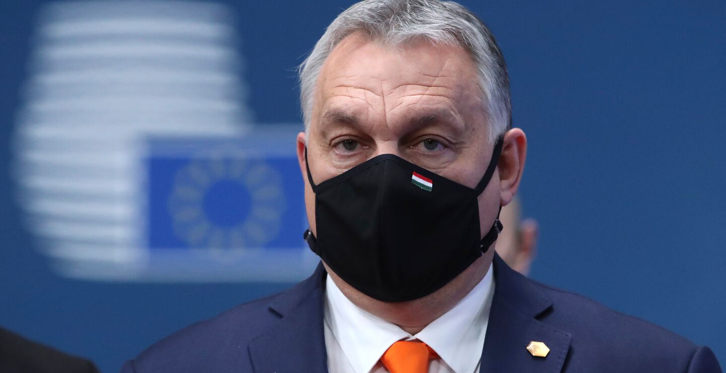 EU kan knytte demokratiprosjektet opp til viktige under strømmer i både Polen og Ungarn, slik som Borgerinitiativet, prosjektet Frie Domstoler, eller kvinners kamp for rett til selvbestemmelse, skriver innsenderne. Bildet er fra Ungarns statsminister Viktor Orban ankommer et EU-toppmøte i European Council-bygningen i Brussel. (Foto: Yves Herman, Pool via AP)