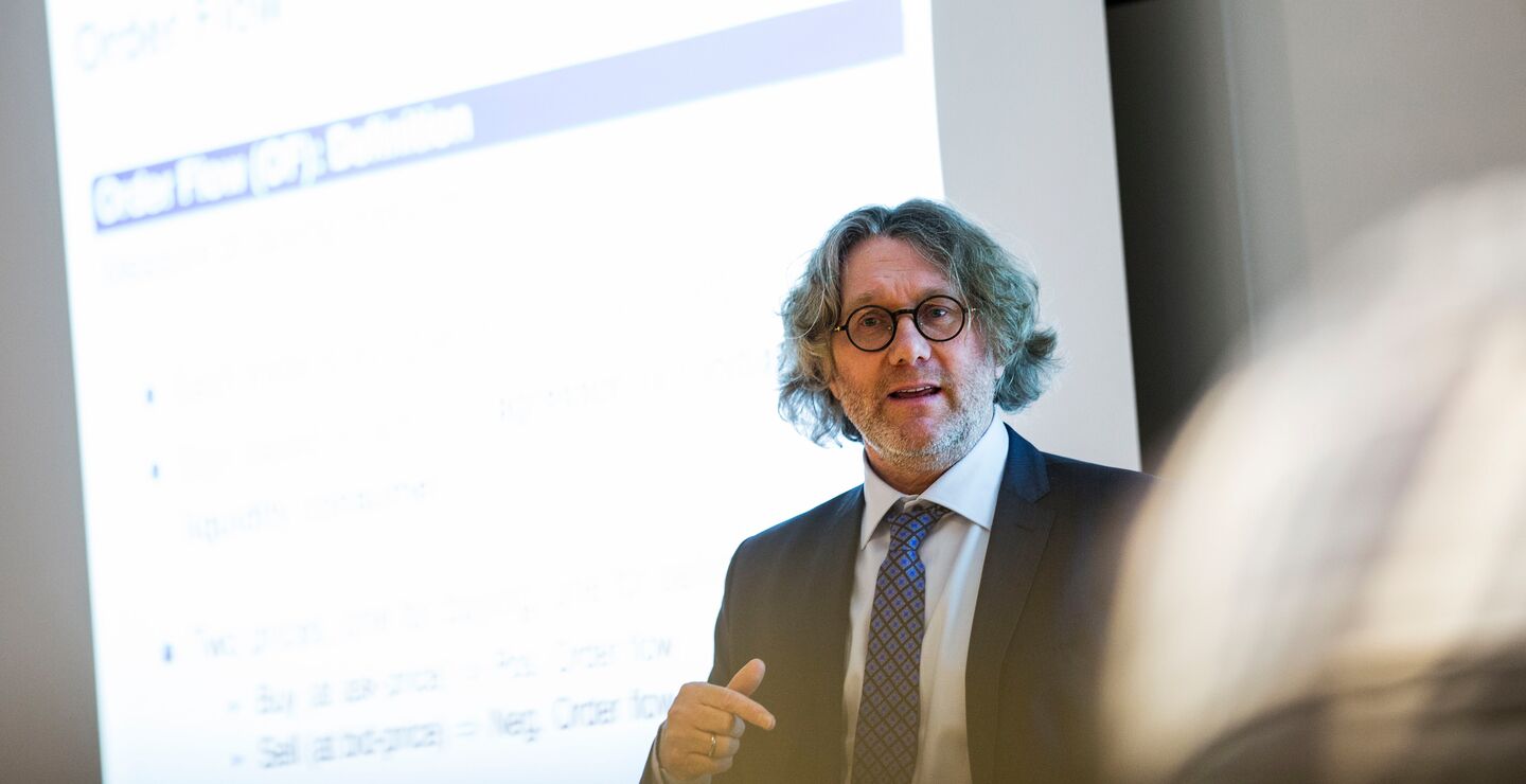 Bildet av Dagfinn Rime under forelesning.