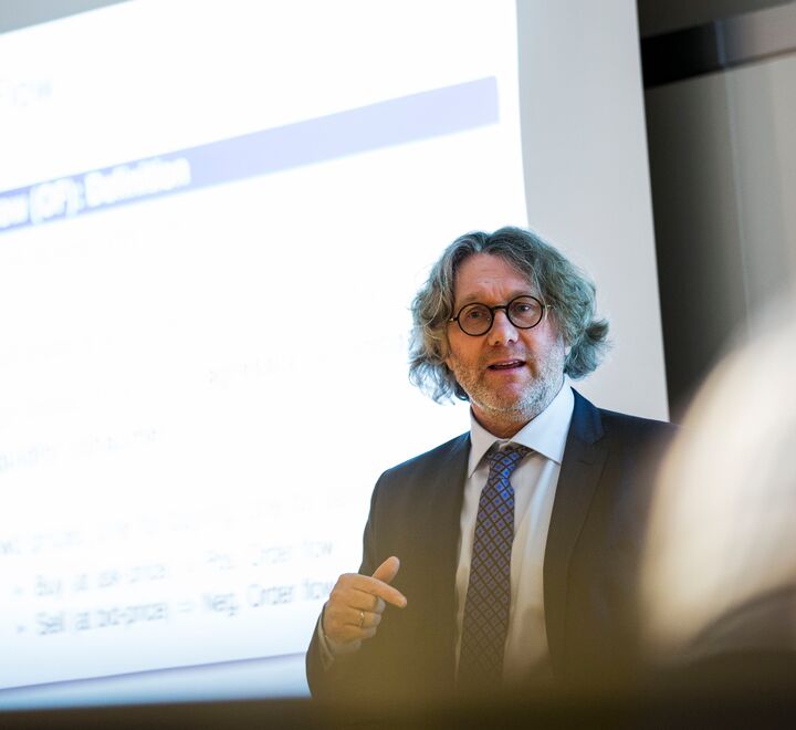 Bildet av Dagfinn Rime under forelesning.