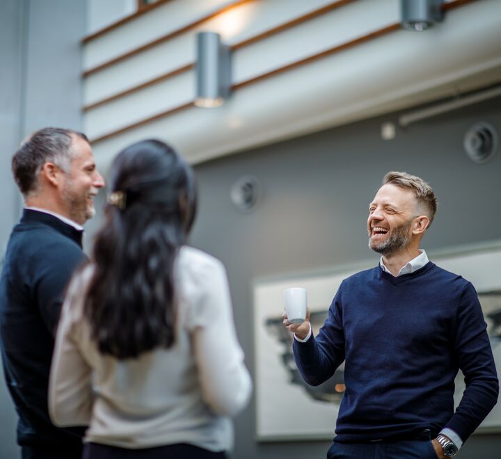 En gruppe mennesker diskuterer