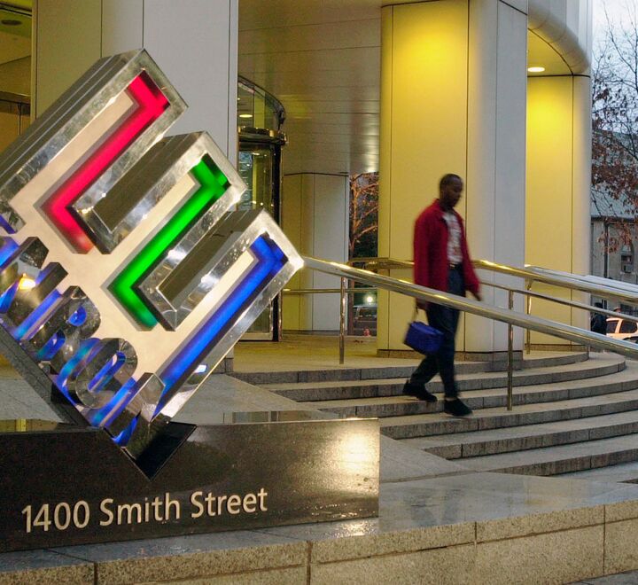 En viktig forklaring på den famøse Enron-skandalen var et system for prestasjonsevalueringer som gjorde at medarbeiderne konkurrerte om å gi feilaktig positive rapporteringer om inntjening. Her bilde av en person som forlater Enron-bygget i 2002. (Foto: AP Photo/Pat Sullivan, File)