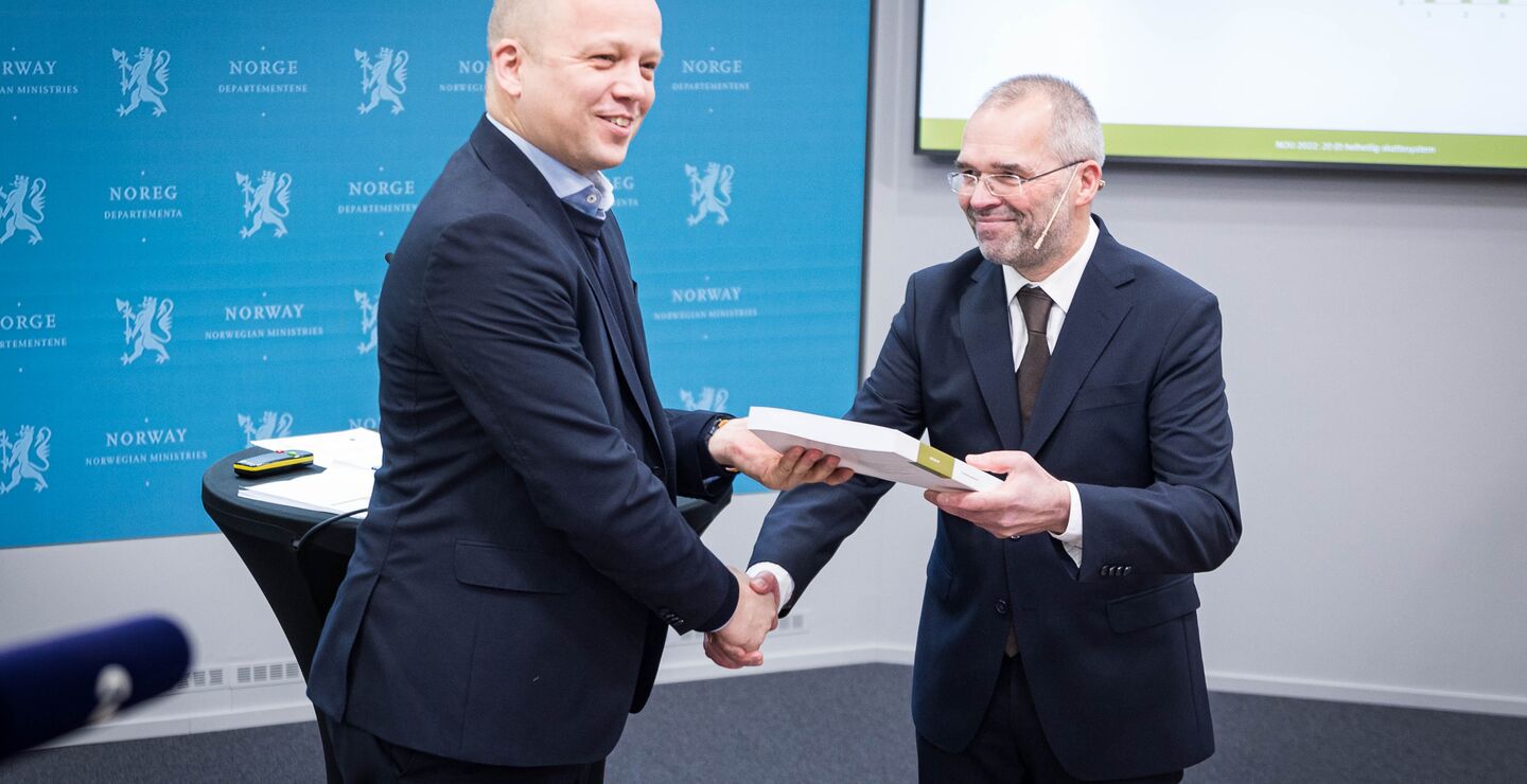 Leder av skatteutvalget Ragnar Torvik overrekker utvalgets innstilling til finansminister Trygve Slagsvold Vedum
