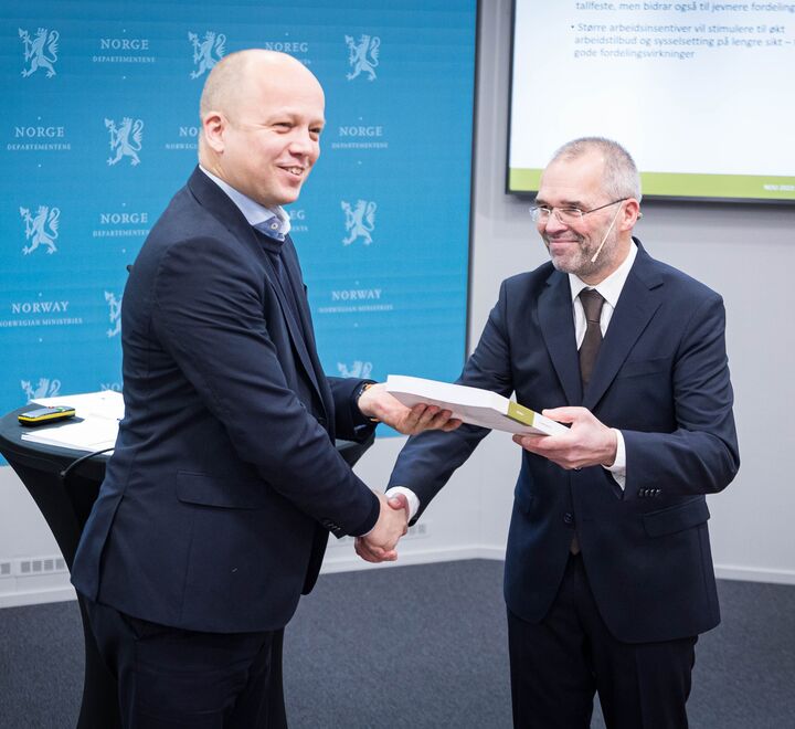 Leder av skatteutvalget Ragnar Torvik overrekker utvalgets innstilling til finansminister Trygve Slagsvold Vedum