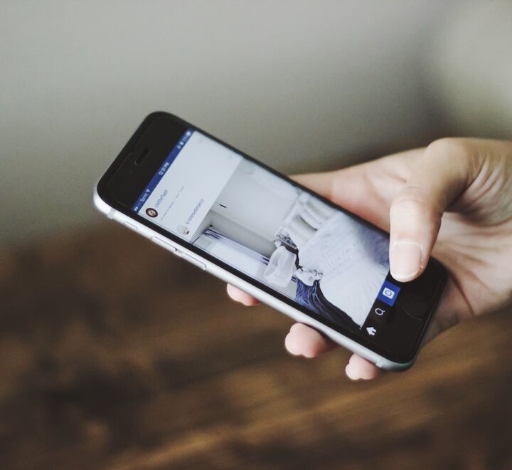 En som holder i en mobil.