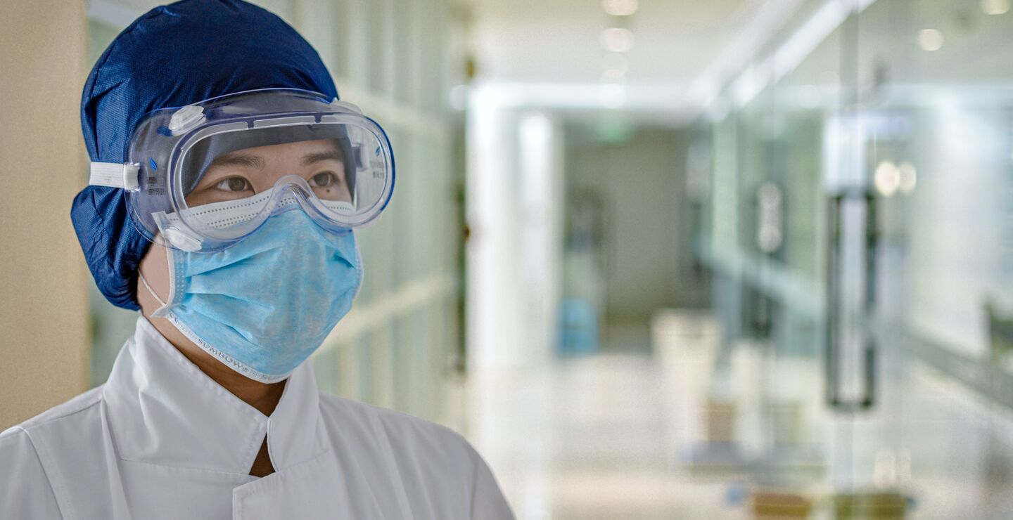 Covid-19 krisen har skapt en stor etterspørsel etter medisinske produkter. Til manges overraskelse har andre bedrifter i andre bransjer tatt ansvar og lagt om produksjonen. Fra f.eks. produksjonen av undertøy til produksjon av munnbind som vist i dette illustrasjonsbildet. (Foto:  H Shaw, Unsplash.com)