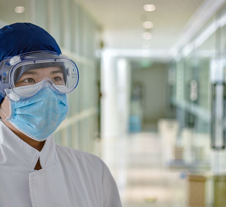 Covid-19 krisen har skapt en stor etterspørsel etter medisinske produkter. Til manges overraskelse har andre bedrifter i andre bransjer tatt ansvar og lagt om produksjonen. Fra f.eks. produksjonen av undertøy til produksjon av munnbind som vist i dette illustrasjonsbildet. (Foto:  H Shaw, Unsplash.com)