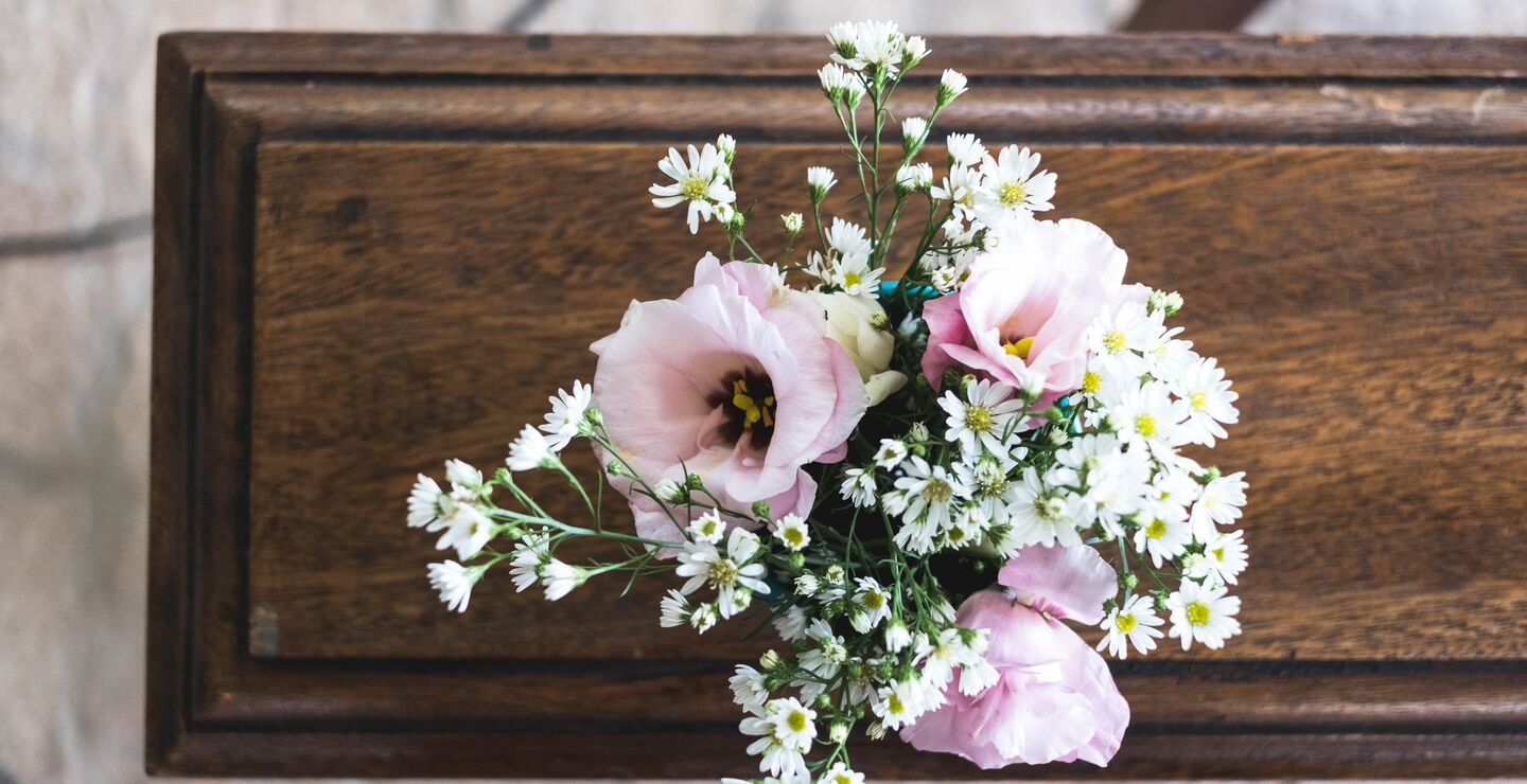 Døden utfordrer både det vertikale og det horisontale lederskapet, skriver Øyvind Kvalnes. (Foto: Mayron Oliveira, Unspash.com).