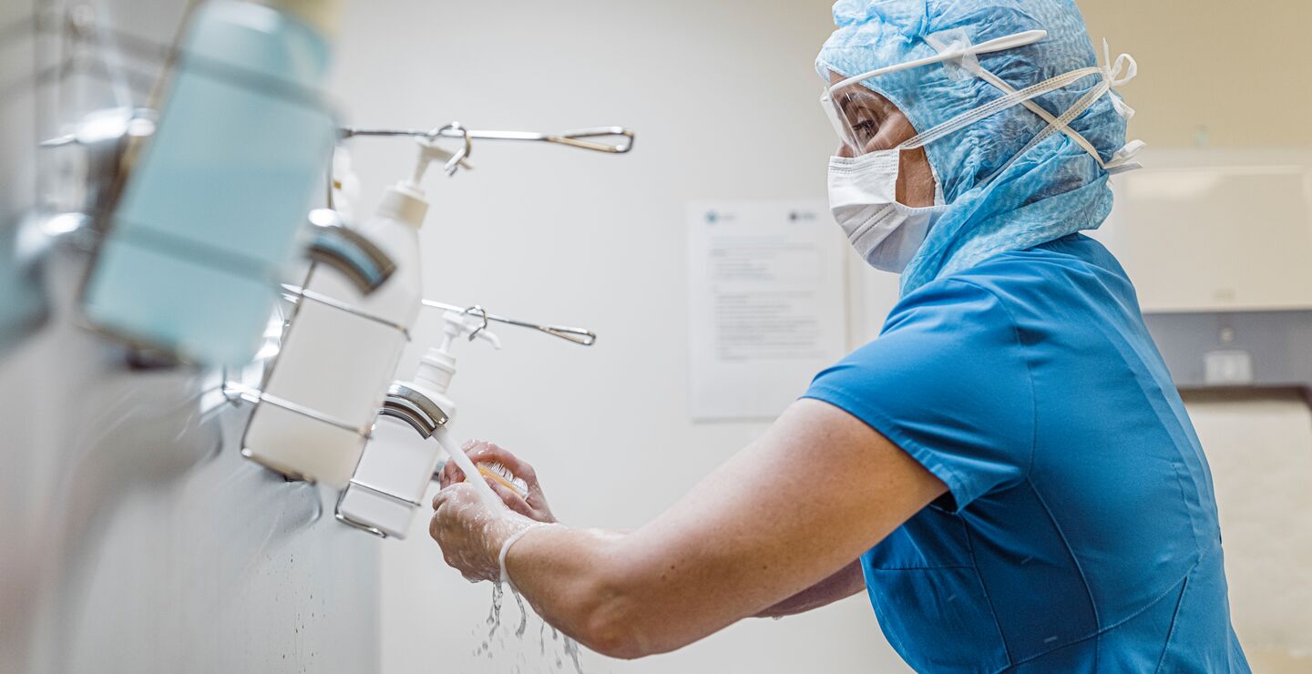 Hvordan kan man samarbeide bedre rundt offentlige innkjøp, slik at sykepleiere (avbildet) og andre i helsevesenet får utstyret de trenger?