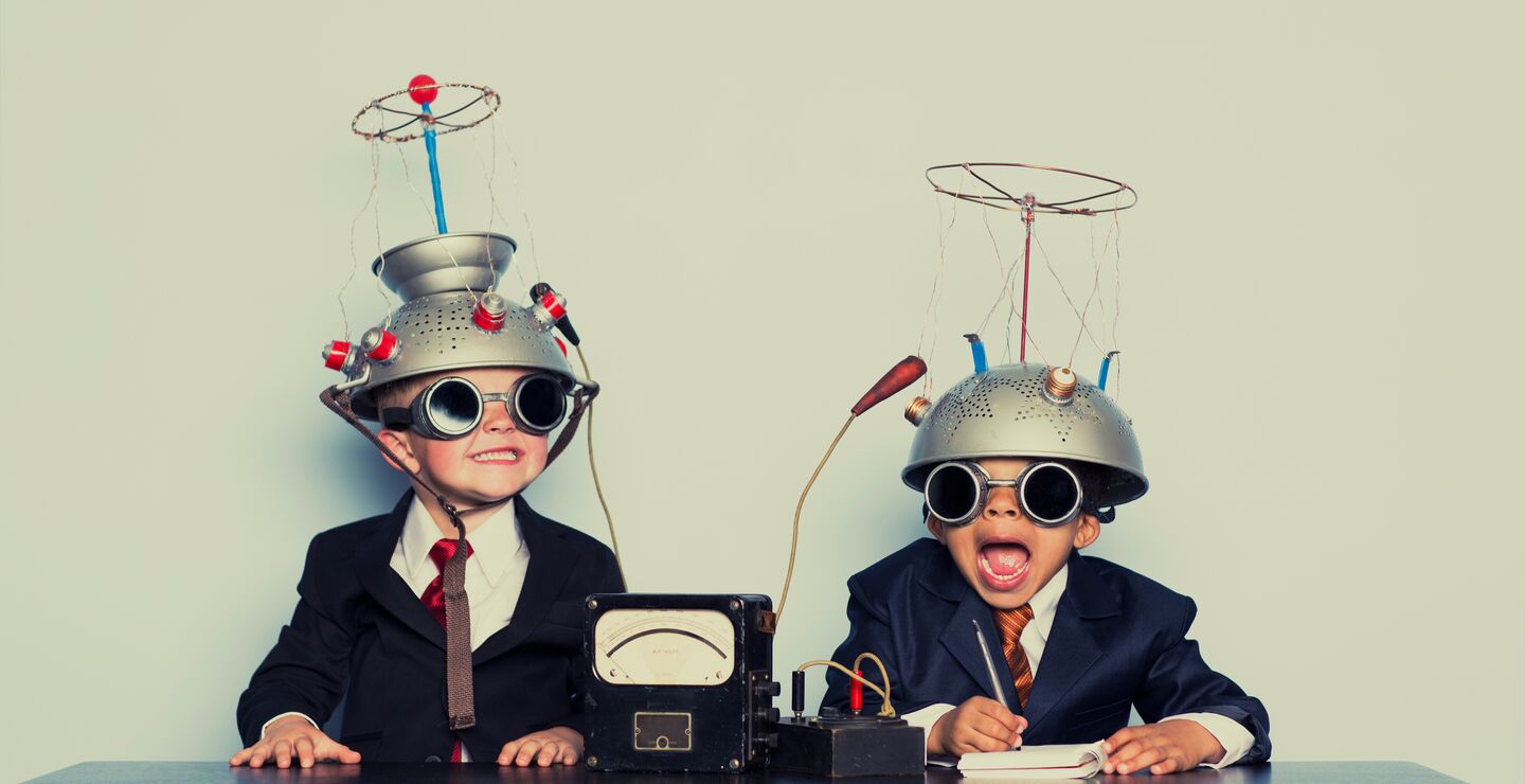 Barn med hjemmelaget hjelm på hodet