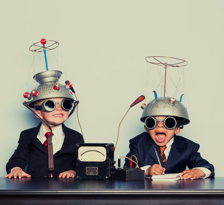 Barn med hjemmelaget hjelm på hodet