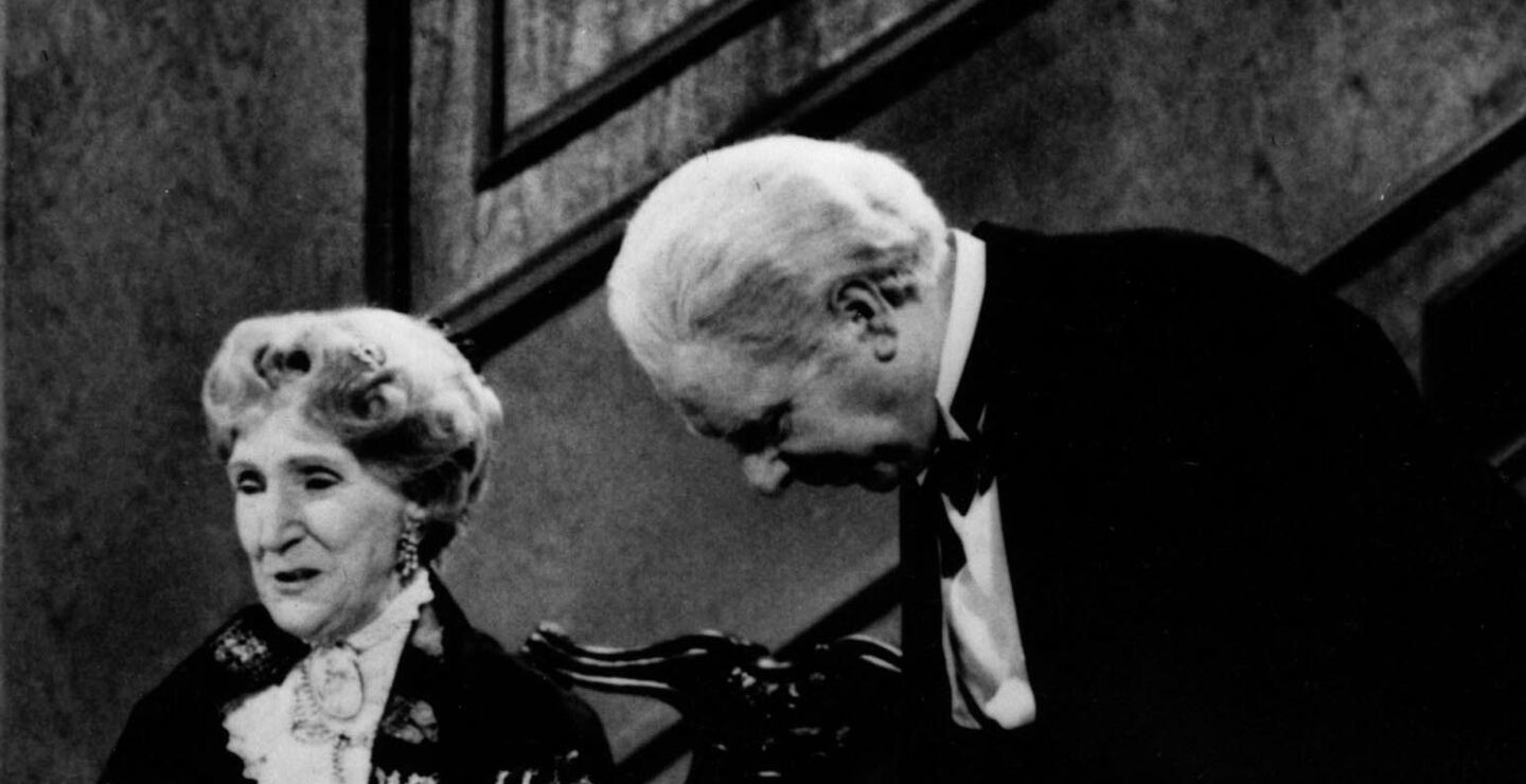 Hovmesteren sjenker drikke til Grevinnen