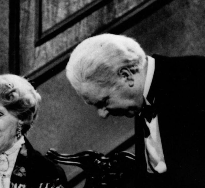 Hovmesteren sjenker drikke til Grevinnen