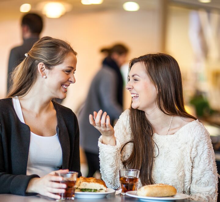 Resultatene fra våre undersøkelser tydet på at kostnadene ved å bryte en sosial norm er høyere enn kostnadene ved å spise mat du mener er for risikabel, skriver artikkelforfatterne. 