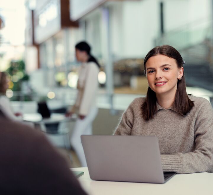 Kvinnelig student ser inn i kamera