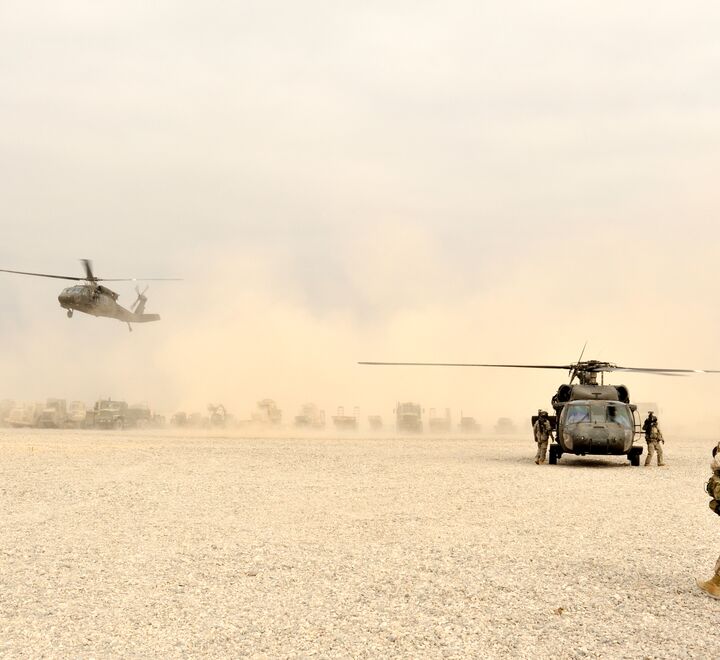 Bilde av helikopter som lander i ørkenen