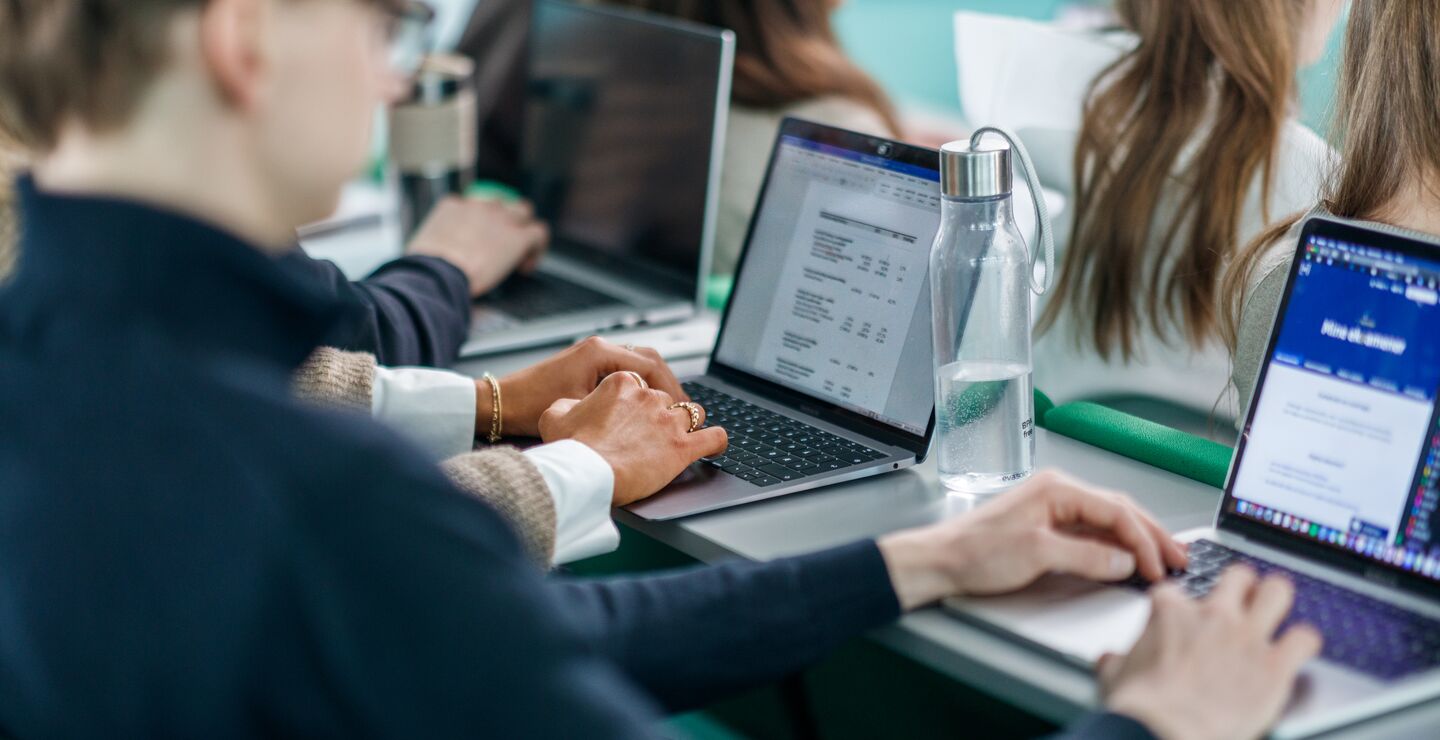 Studenter med laptop i forelesningssal