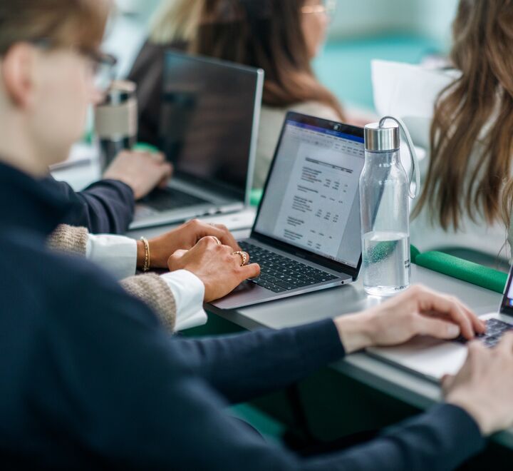 Studenter med laptop i forelesningssal