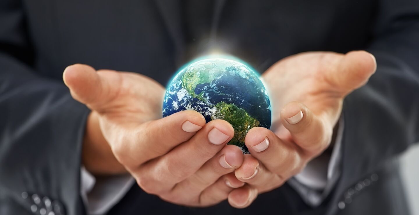 Vi trenger andre mål enn vekst for å utvikle samfunnet, mener Werner Christie (illustrasjonsbilde av jordkloden i våre hender). 