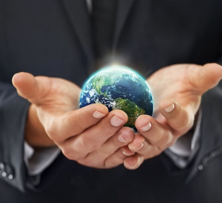 Vi trenger andre mål enn vekst for å utvikle samfunnet, mener Werner Christie (illustrasjonsbilde av jordkloden i våre hender). 