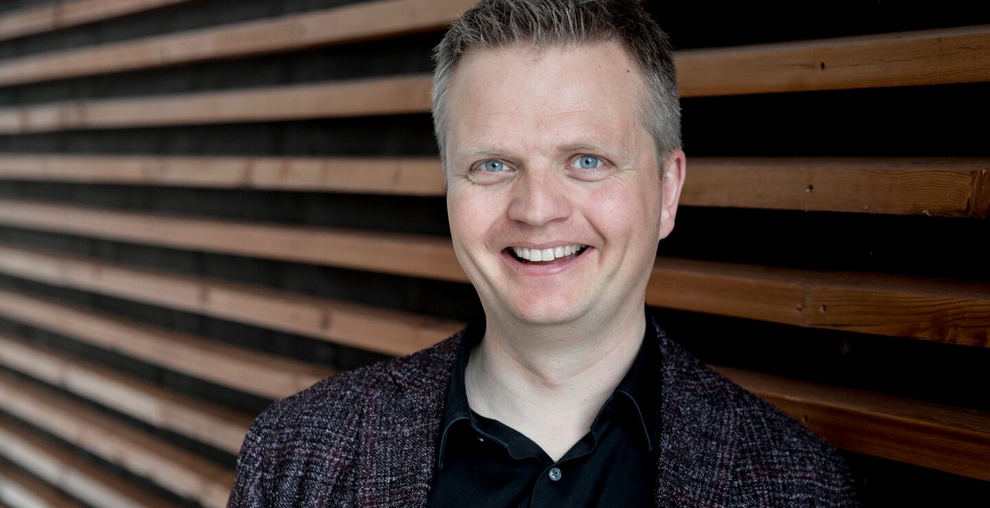 Postdoktor Vegard Kolbjørnsrud Ibildet) forklarer hva som kjennetegner smarte og smidige organisasjonsdesign. 