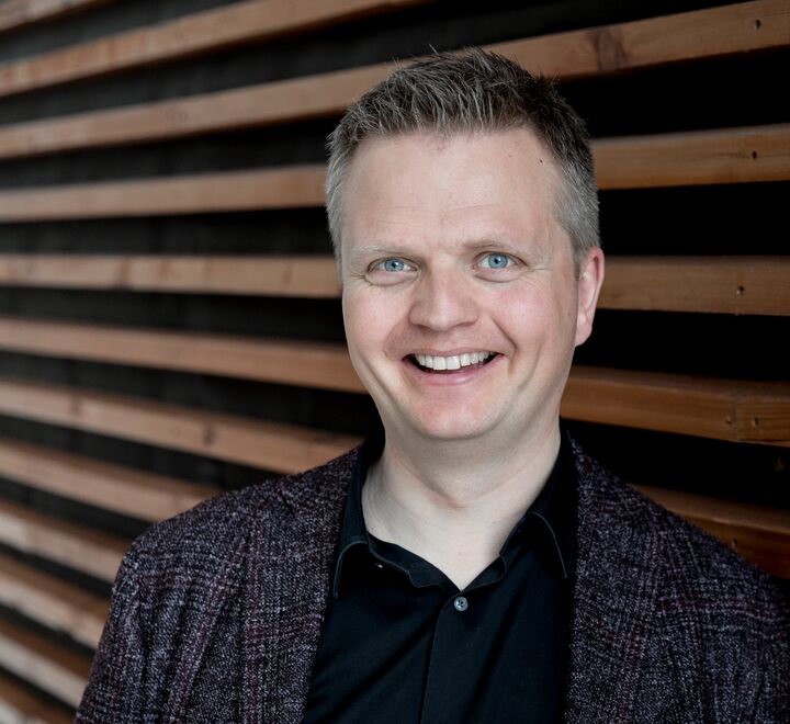 Postdoktor Vegard Kolbjørnsrud Ibildet) forklarer hva som kjennetegner smarte og smidige organisasjonsdesign. 