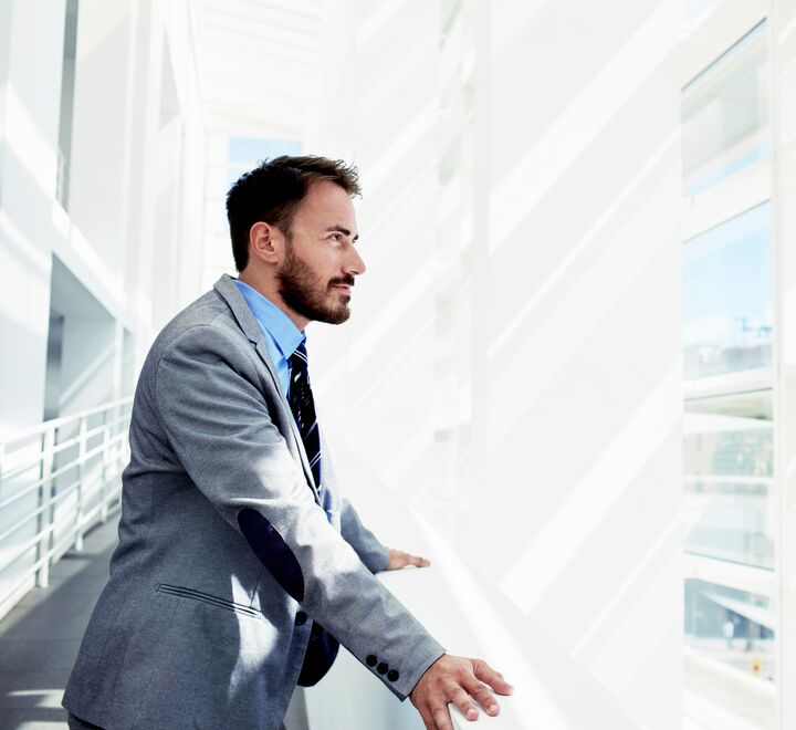 Leaders who feel threatened, find it difficult to follow advice from others. (illustrationphoto of a man).