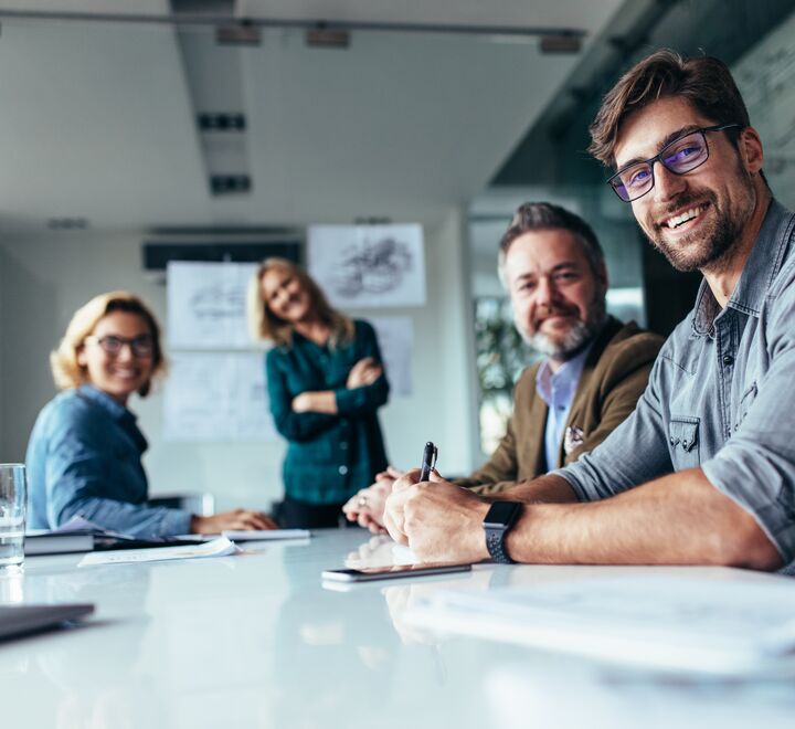 Smilende mennesker i møte