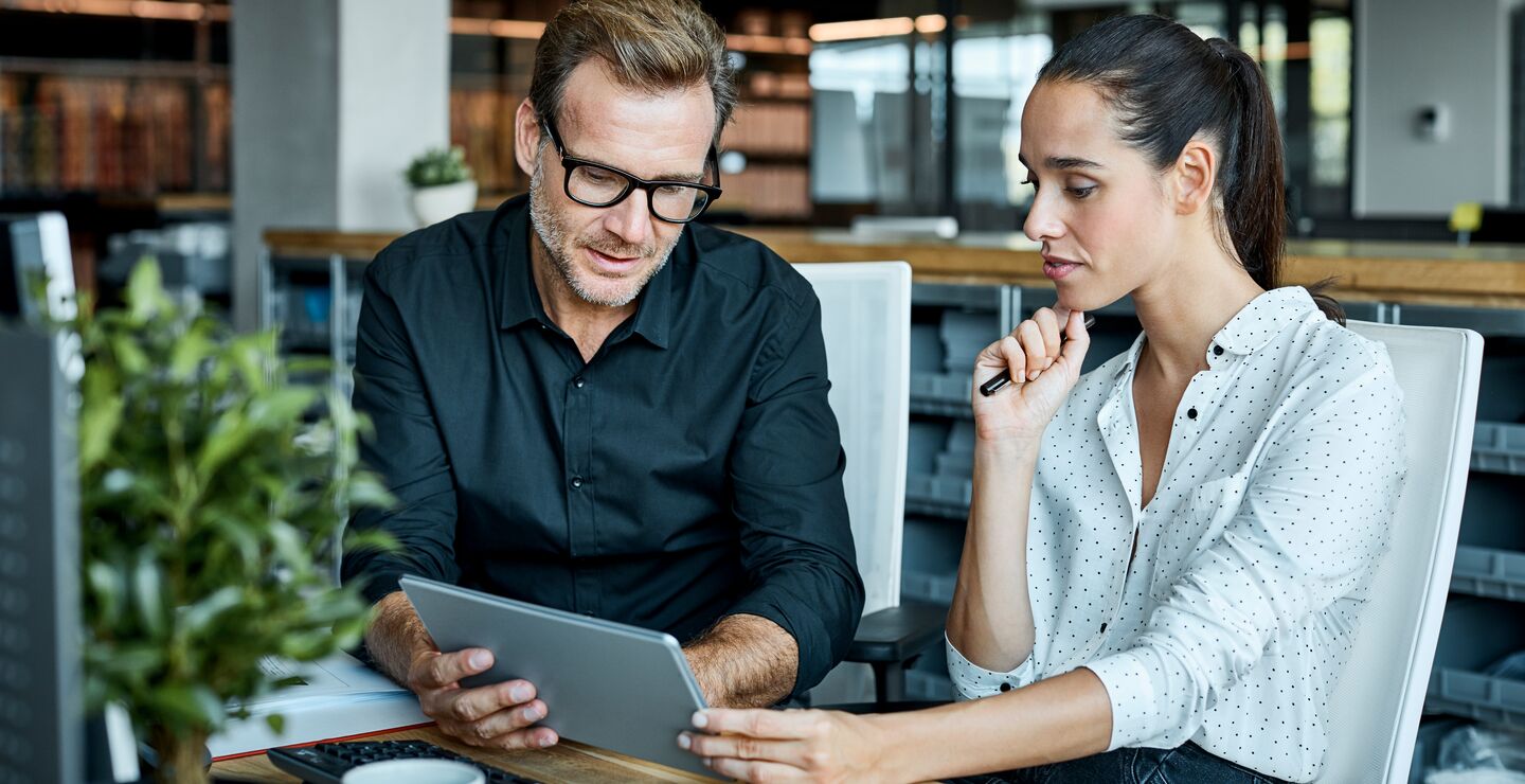 To som leser innhold på en tablet.