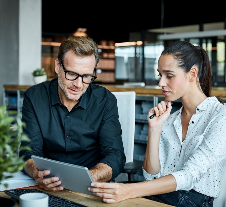 To som leser innhold på en tablet.