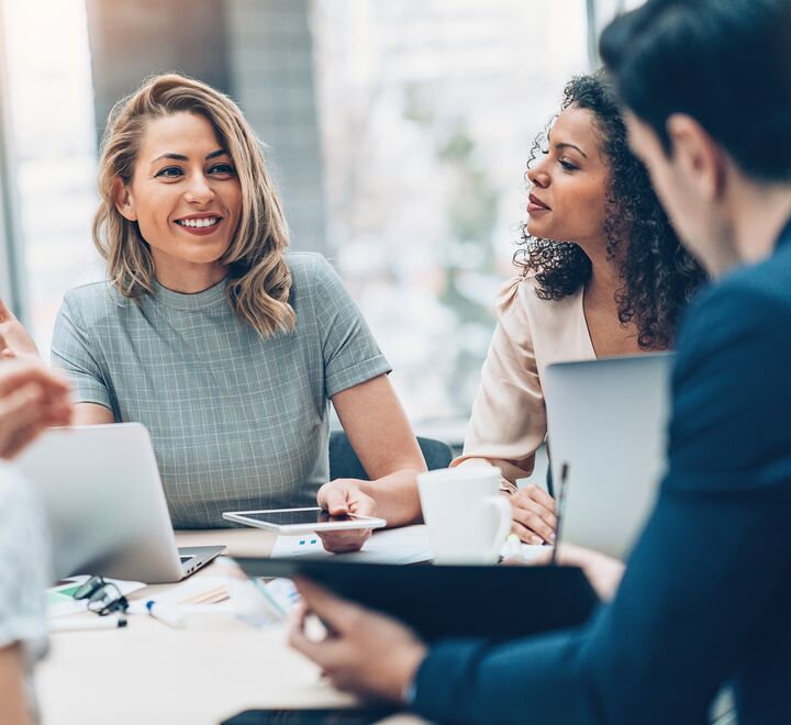En gruppe mennesker som jobber sammen