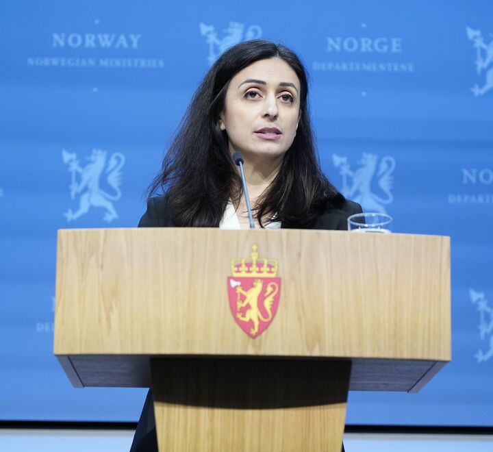  Bilde av Hadia Tajik da hun måtte gå av som arbeids- og inkluderingsminister i sammenheng med pendlerboligsaken (Foto: Håkon Mosvold Larsen/NTB).