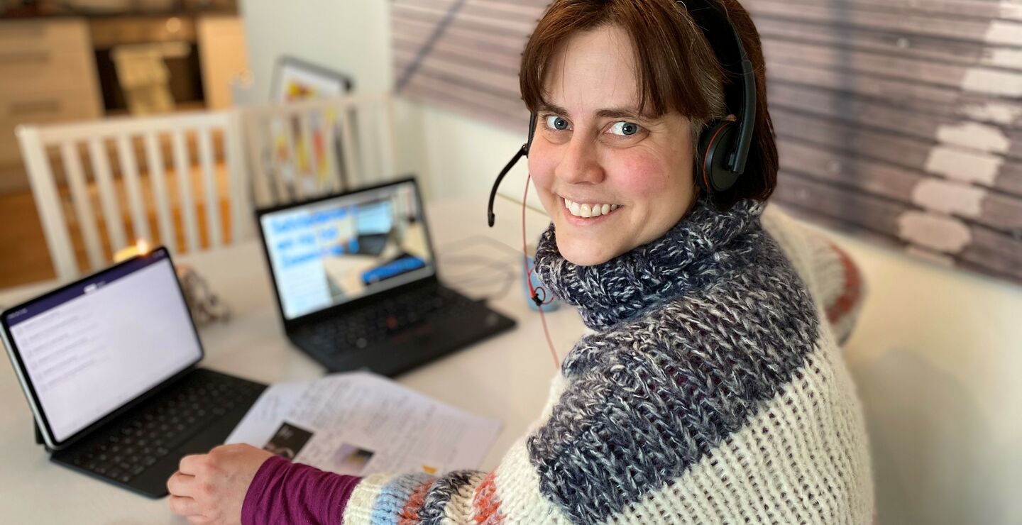 Som foreleser og foredragsholder har Elin Aktre Trønnes (bildet)  alltid satt enorm pris på den magien som skjer i rommet i møte med tilhørerne. Under koronapandemien har hun lært seg nye verktøy for å få til samme magi via Zoom som læringsarena. (Foto: Oliver Akre Bærland )