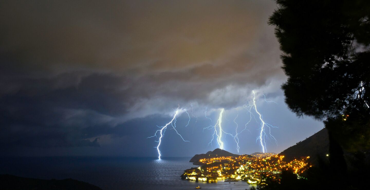 Tiltagende ekstremvær bekymrer finanstilsynene verden over, skriver professor Hilde Bjørnland. (Illustrasjonsbilde av lynnedslag. Foto: Stefano Zocca on Unsplash