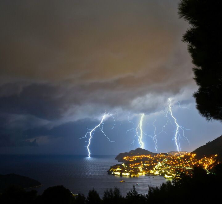 Tiltagende ekstremvær bekymrer finanstilsynene verden over, skriver professor Hilde Bjørnland. (Illustrasjonsbilde av lynnedslag. Foto: Stefano Zocca on Unsplash