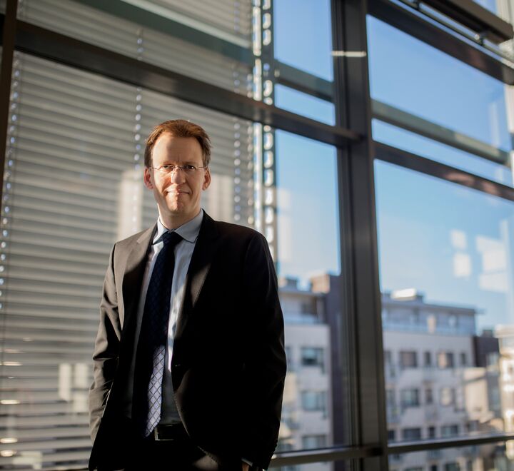 Jon Bingen Sande gjør nyskapende forskning om anskaffelser i helsevesenet.