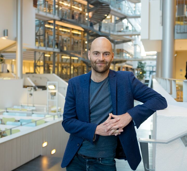 Det skal ikke mye til før Norges Bank kan bli tvunget til å snu, skriver førsteamanuensis Leif Anders Thorsrud (bildet).