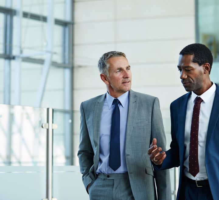 To menn som snakker sommen på kontoret